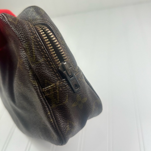 Louis Vuitton Trousse 23 Unisex 
Brown Monogram Canvas Cosmetic Bag - Picture 6 of 12